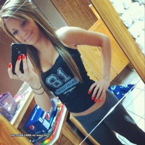 14P Amateur babes posing sexy in this hot photo gallery