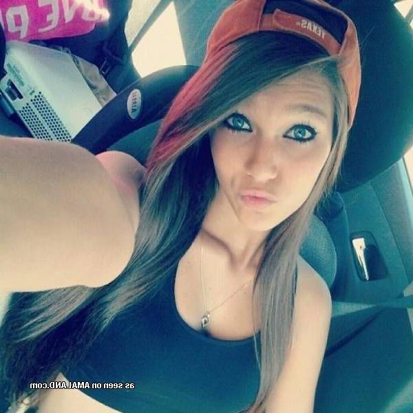 14P Amateur babes posing sexy in this hot photo gallery