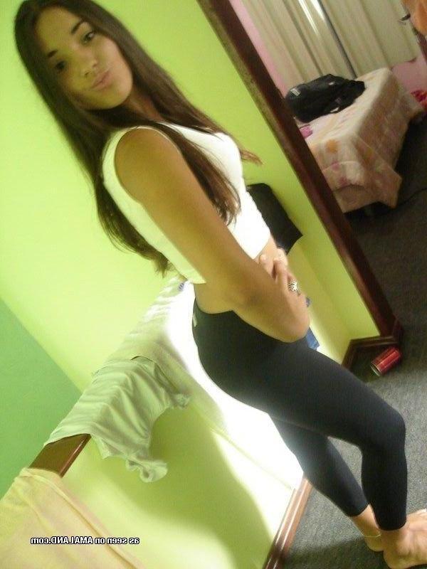 14P Amateur babes posing sexy in this hot photo gallery