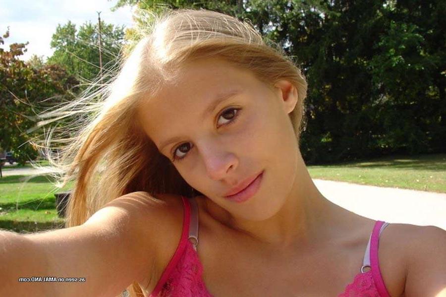 16P Blonde angel-faced amateur girlfriend posing in sexy self-pics