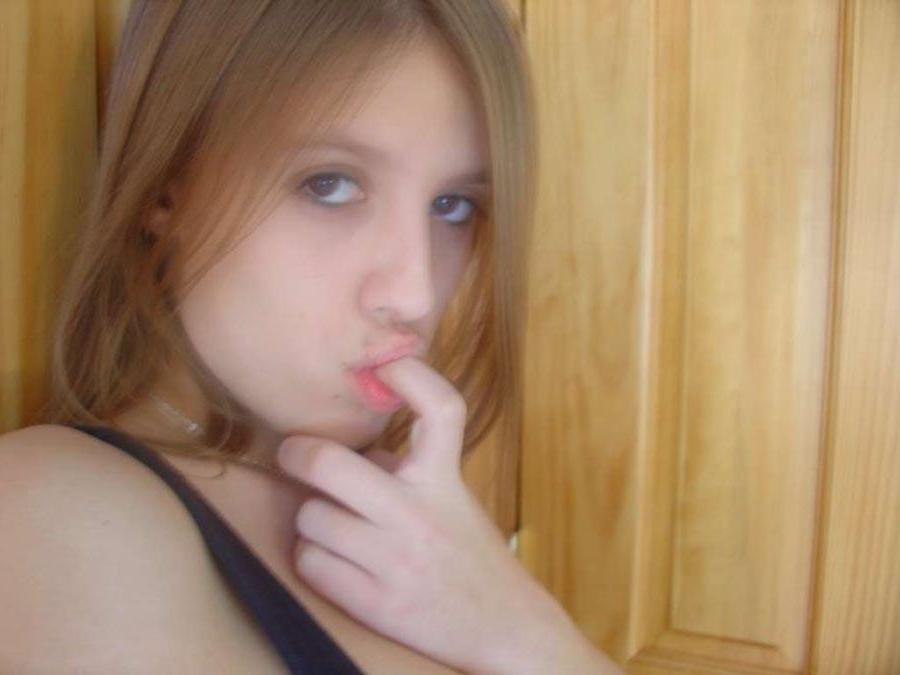 16P Blonde angel-faced amateur girlfriend posing in sexy self-pics