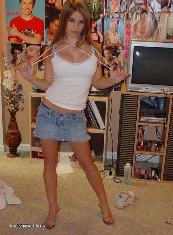 16P Blonde angel-faced amateur girlfriend posing in sexy self-pics