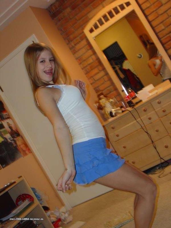 16P Blonde angel-faced amateur girlfriend posing in sexy self-pics