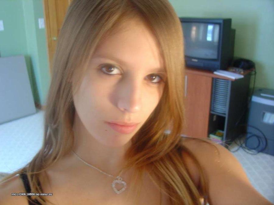 16P Blonde angel-faced amateur girlfriend posing in sexy self-pics