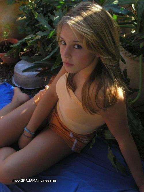 14P Amateur hotties posing in sexy non-nude pictures