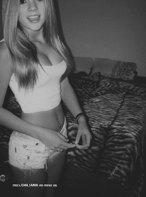 14P Amateur hotties posing in sexy non-nude pictures