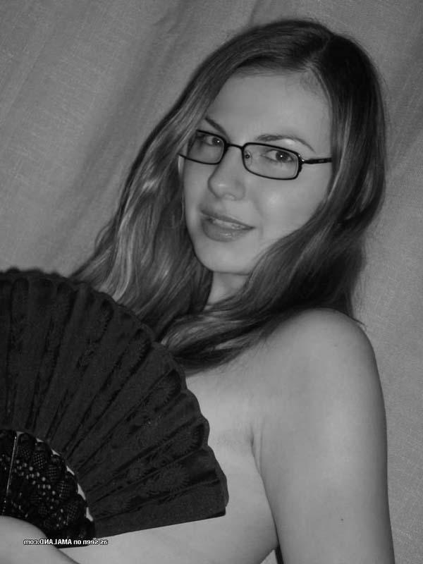 15P Picture selection of a sexy amateur babe posing for her BF