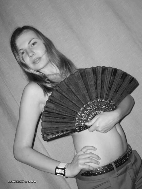 15P Picture selection of a sexy amateur babe posing for her BF