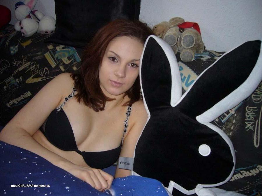 15P Picture gallery of an amateur teen hottie posing for her fling