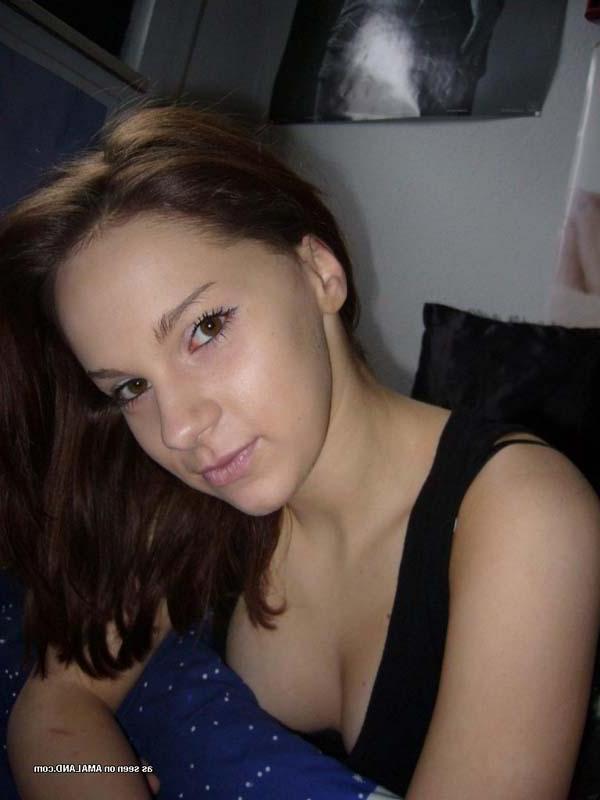 15P Picture gallery of an amateur teen hottie posing for her fling