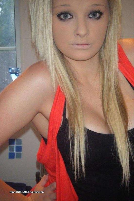 15P Self-shooting amateur blondes posing non nude
