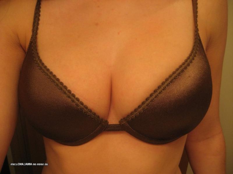 15P Kinky amateur girlfriend posing naked in hot selfpics