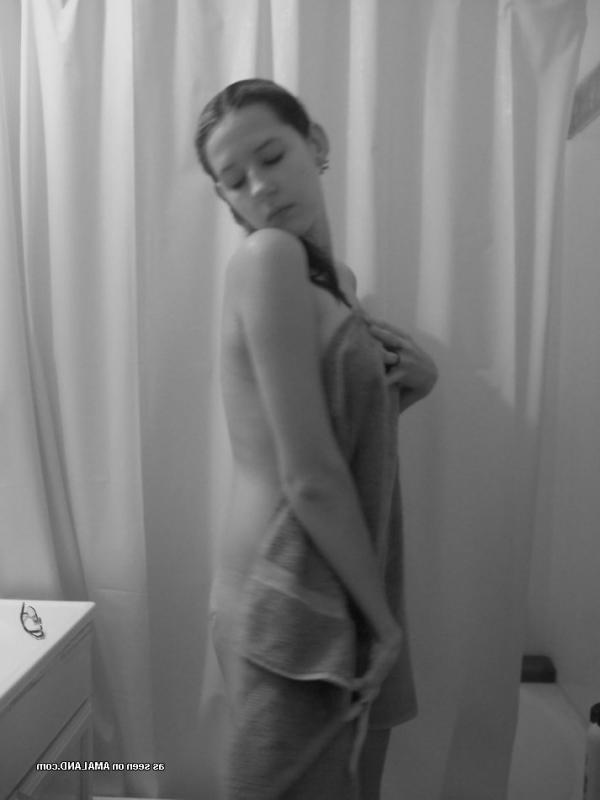 15P Gallery of an amateur GF displaying her hot tits on cam