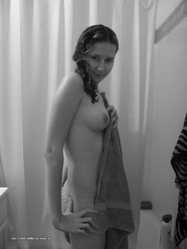 15P Gallery of an amateur GF displaying her hot tits on cam