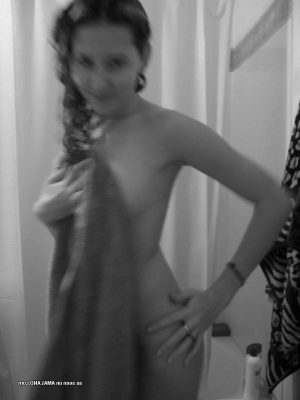 15P Gallery of an amateur GF displaying her hot tits on cam