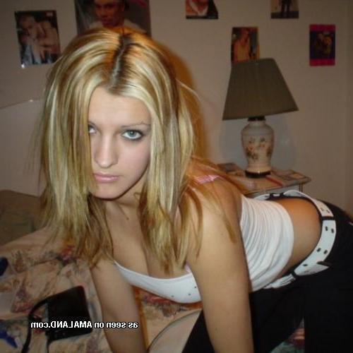 15P Kinky amateur chicks posing sexy in hot selfpics