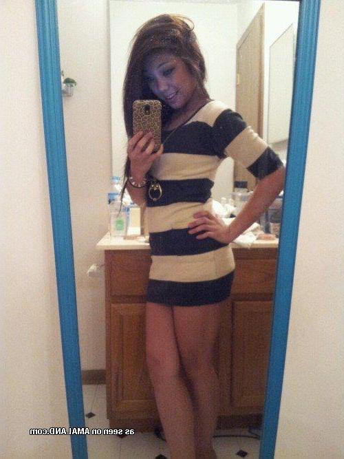 15P Kinky amateur chicks posing sexy in hot selfpics