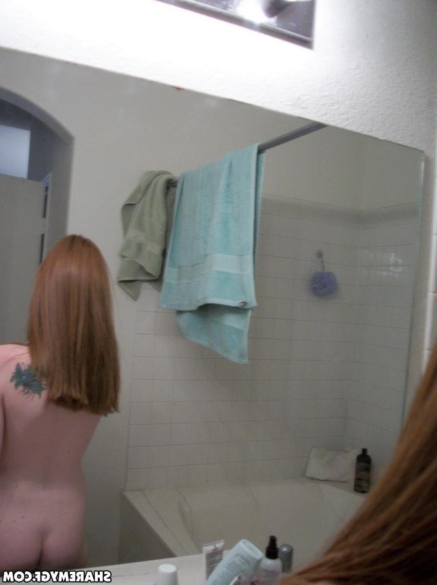 12P Heiße rothaarige Freundin gibt an, während sie nackte Selfies im Badezimmer macht