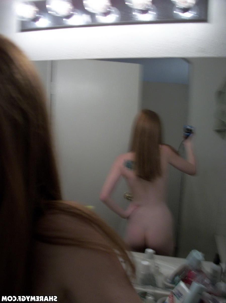 12P Heiße rothaarige Freundin gibt an, während sie nackte Selfies im Badezimmer macht