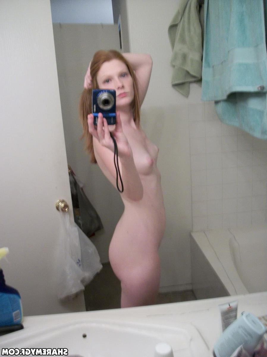 12P Heiße rothaarige Freundin gibt an, während sie nackte Selfies im Badezimmer macht
