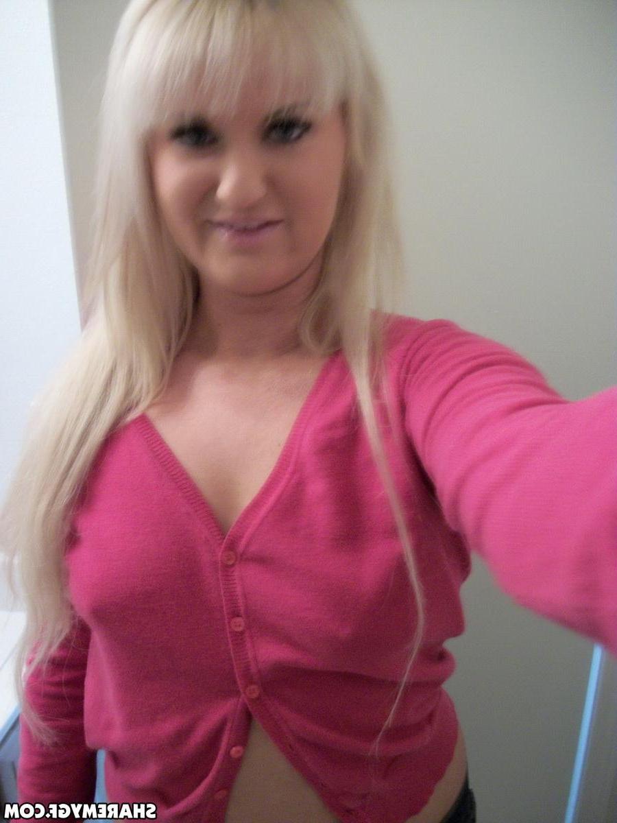 20P Blonde amateur GF shares some selfies of her nude body