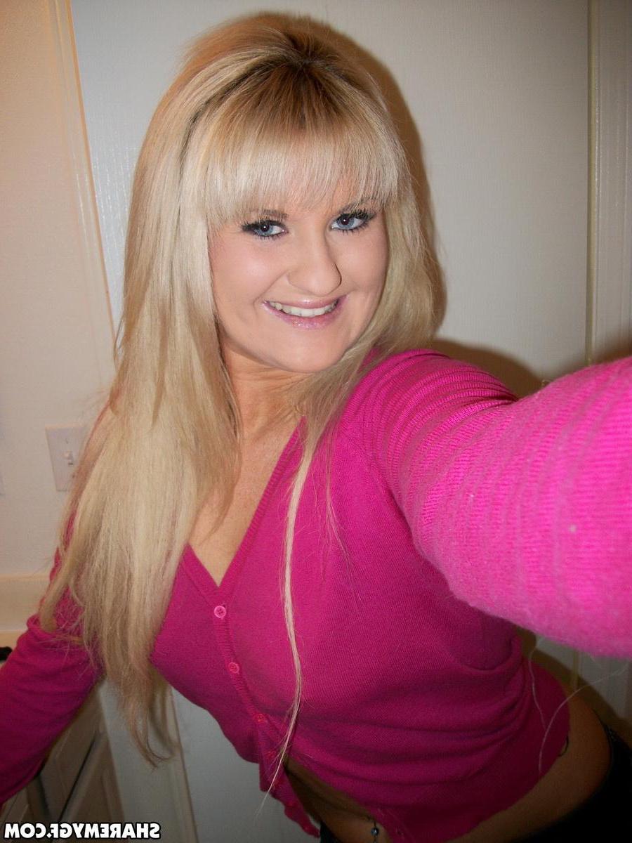 20P Blonde amateur GF shares some selfies of her nude body