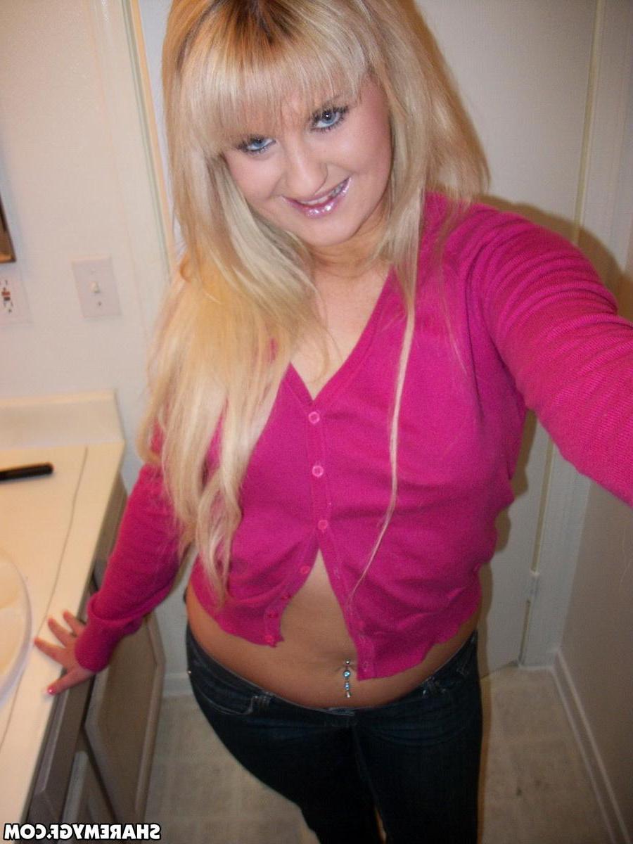 20P Blonde amateur GF shares some selfies of her nude body