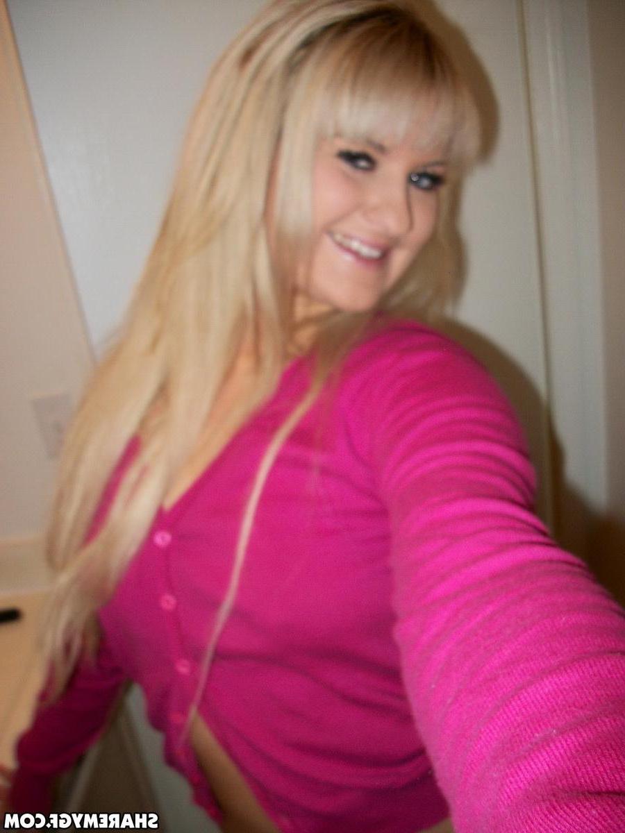 20P Blonde amateur GF shares some selfies of her nude body
