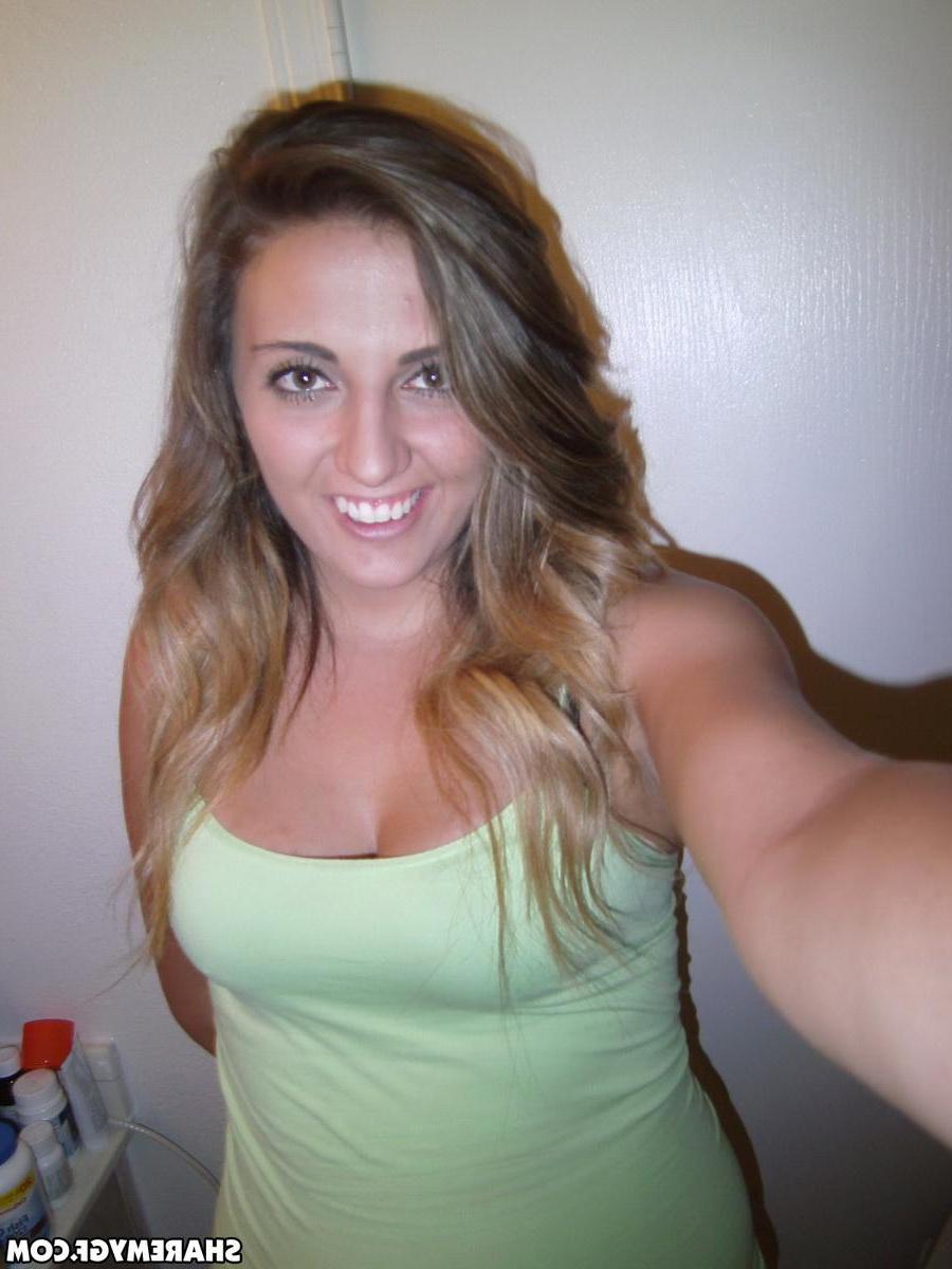 20P Amateur coed takes selfies of her tits and ass