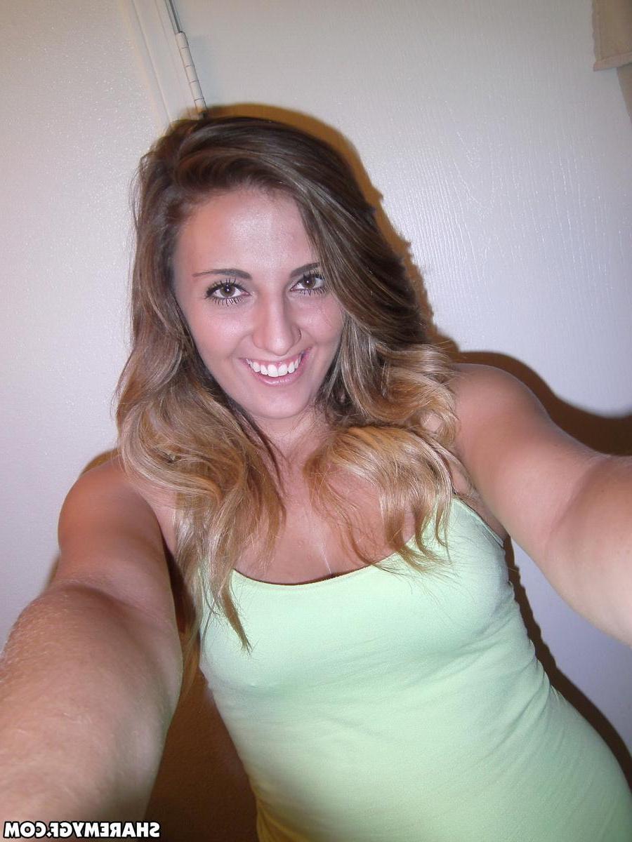 20P Amateur coed takes selfies of her tits and ass