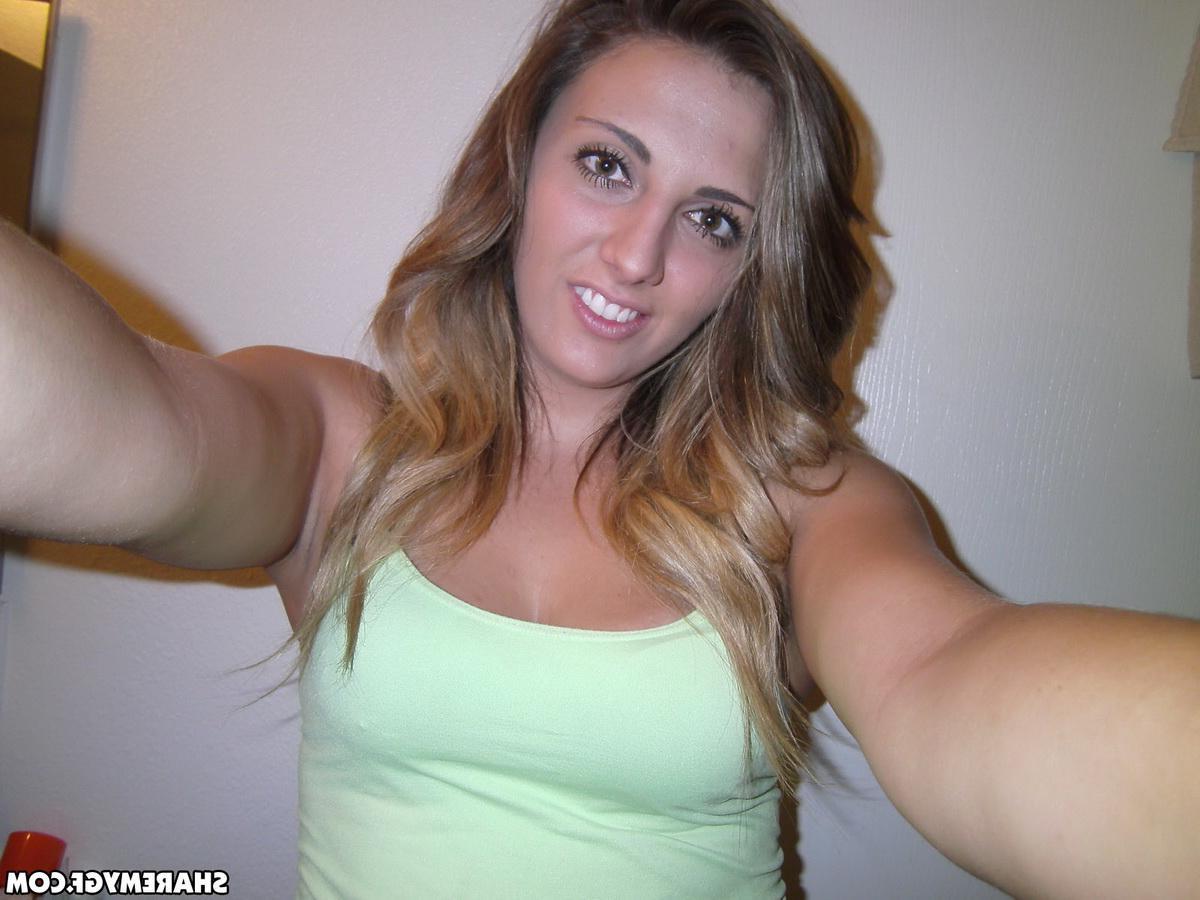 20P Amateur coed takes selfies of her tits and ass