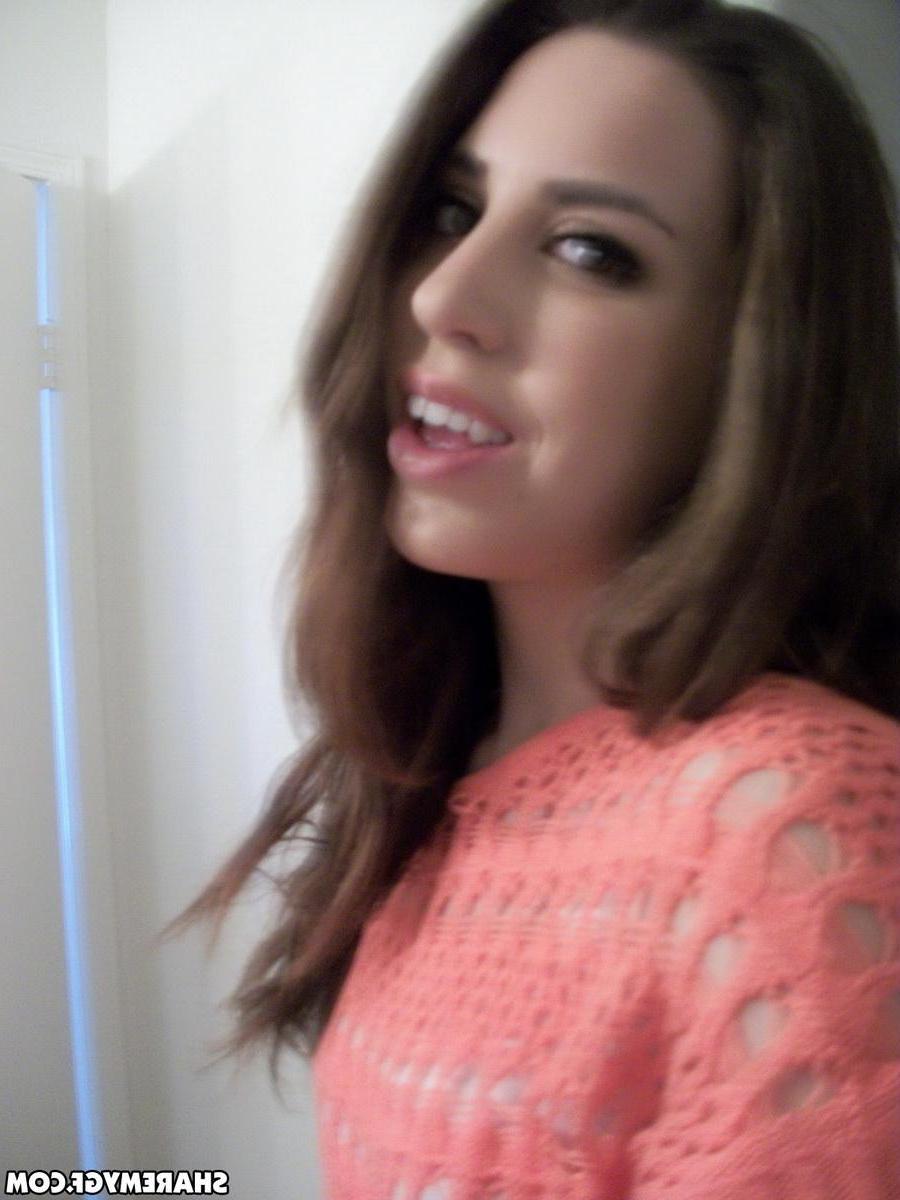 20P Skinny brunette GF takes selfies of her nude body in the bathroom