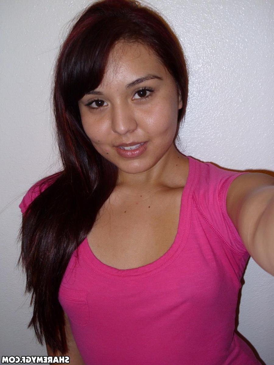 20P Amateur latina GF share some selfies of her nude body