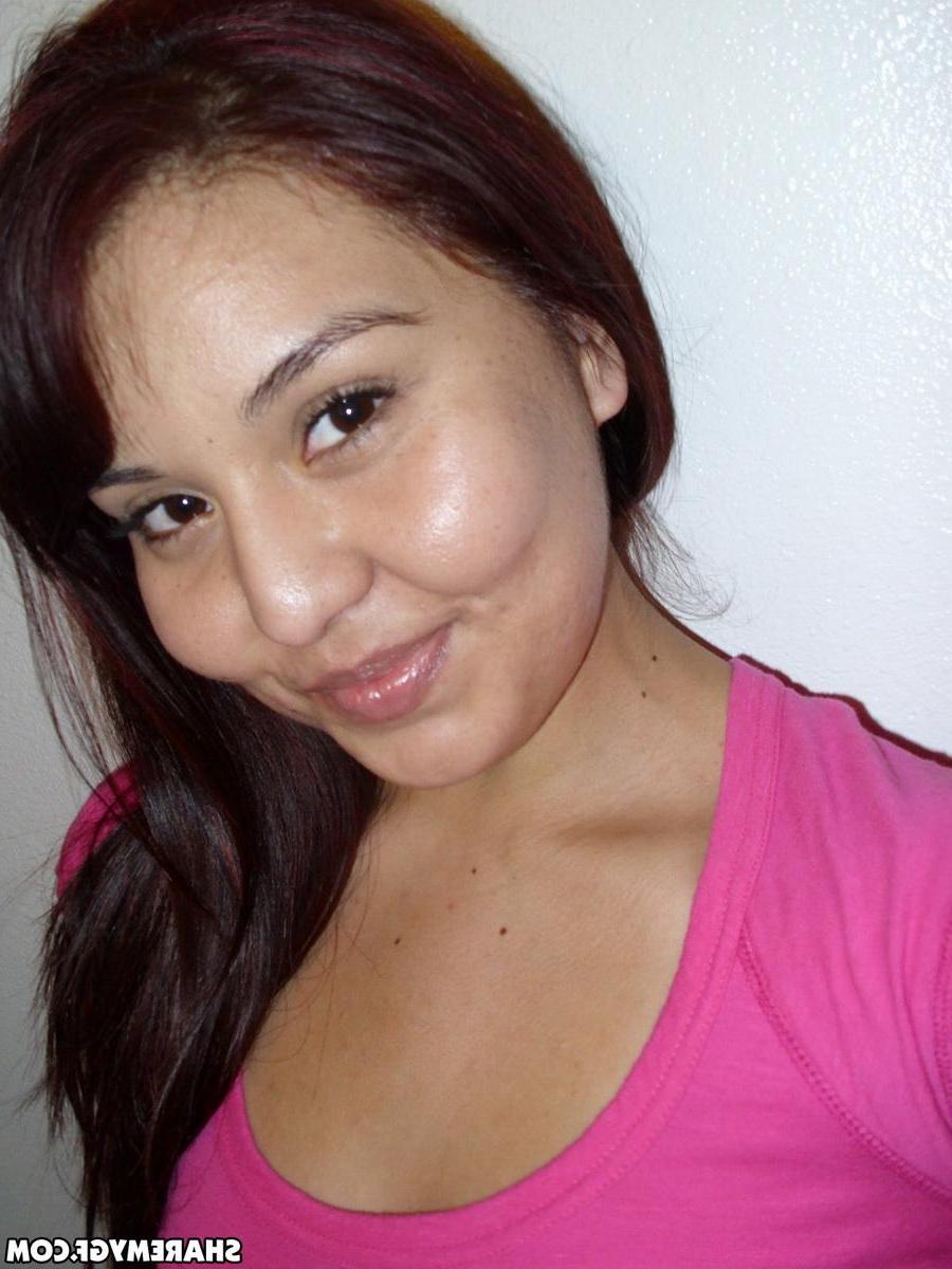 20P Amateur latina GF share some selfies of her nude body