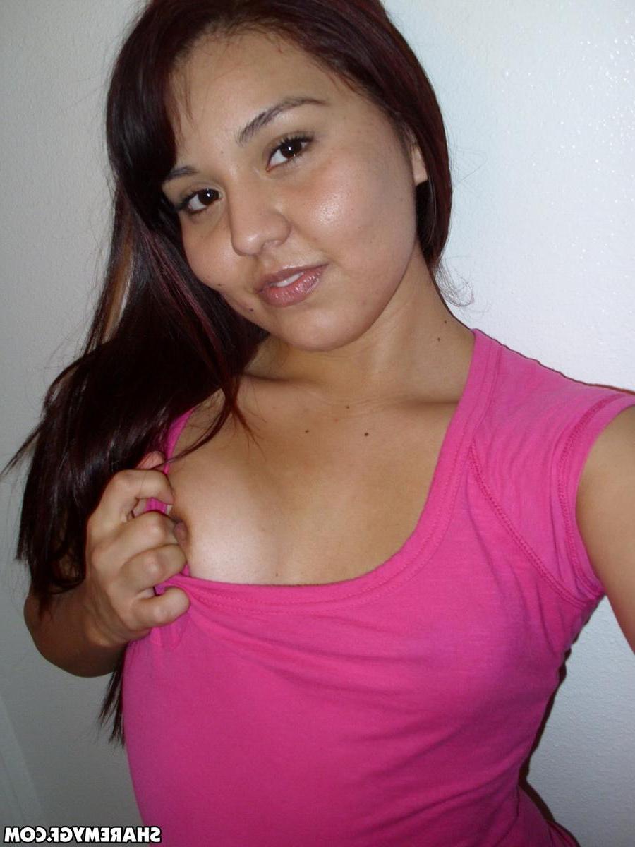 20P Amateur latina GF share some selfies of her nude body