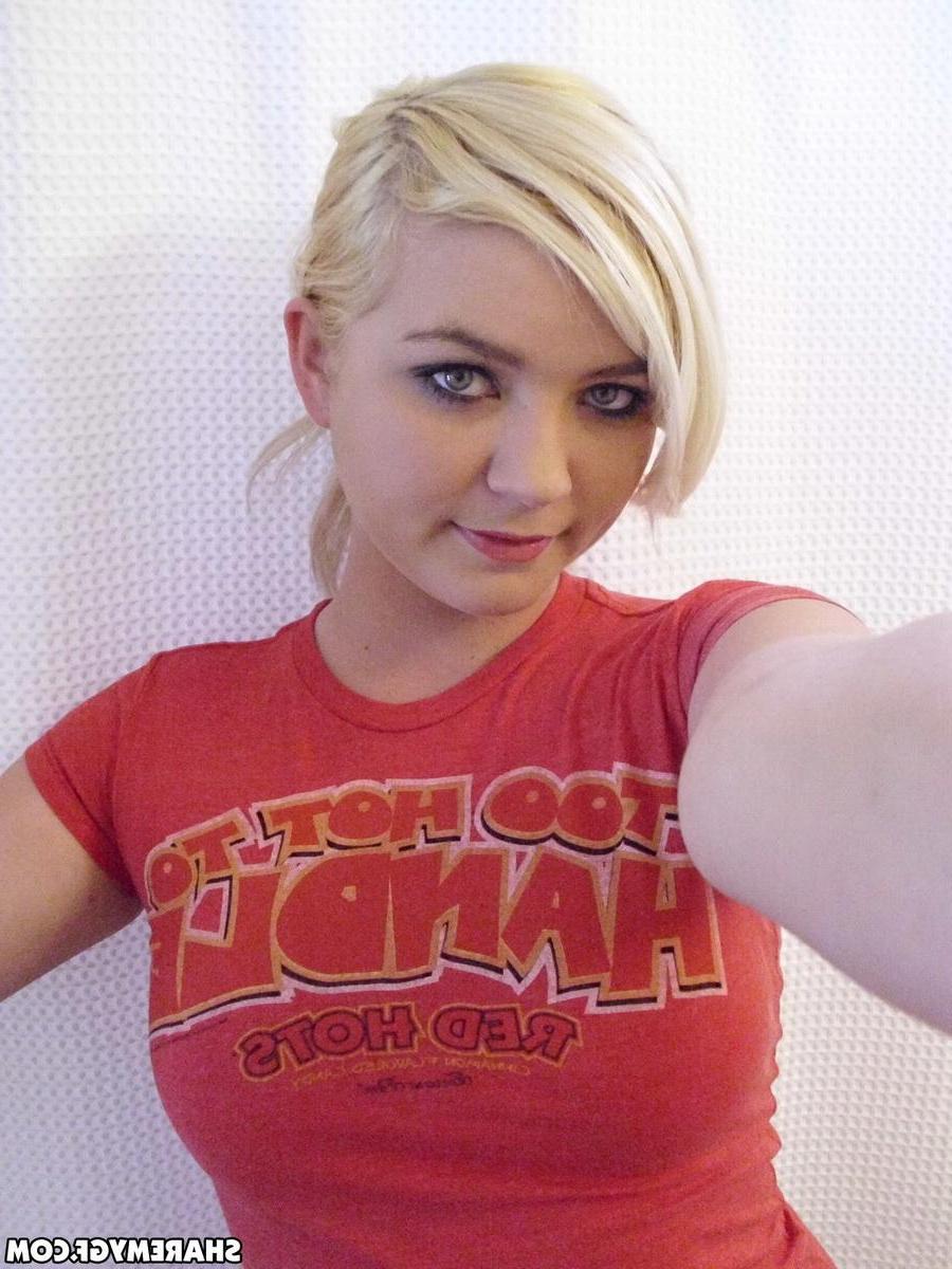20P Hot blonde GF takes selfies of her stunning body in the bathroom