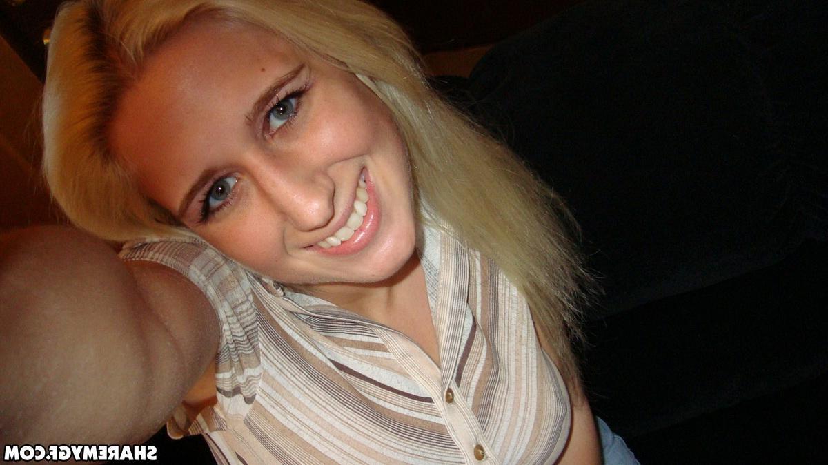20P Amateur blonde coed shares some super hot selfies of her boobs