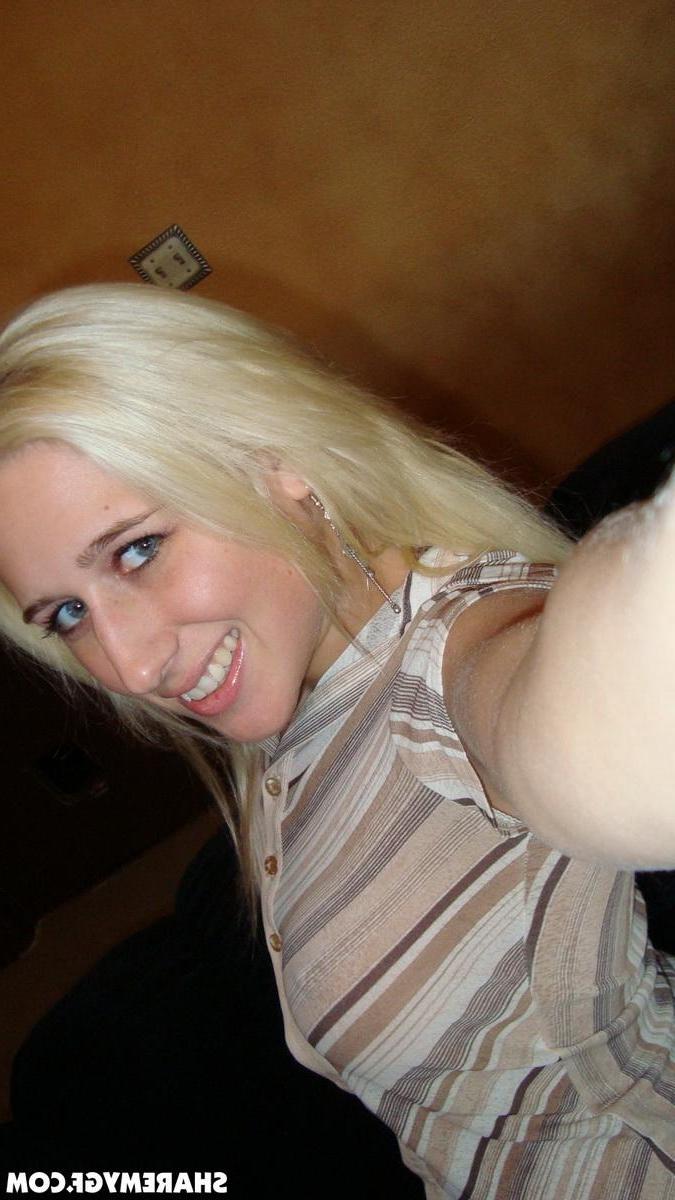 20P Amateur blonde coed shares some super hot selfies of her boobs