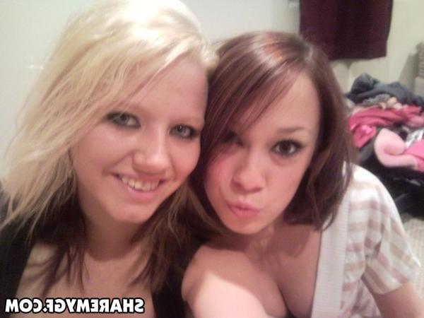20P Busty blonde amateur takes pics of pretty face and big boobs