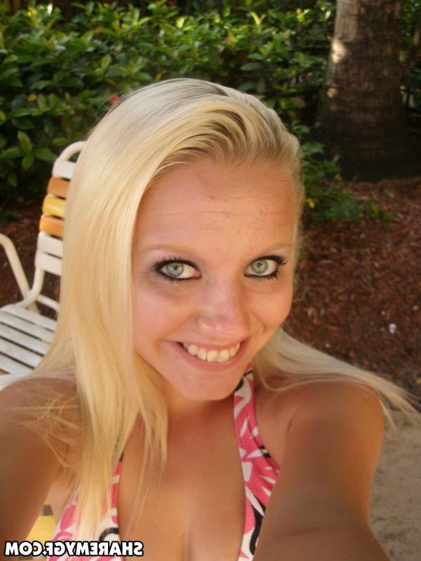 20P Busty blonde amateur takes pics of pretty face and big boobs