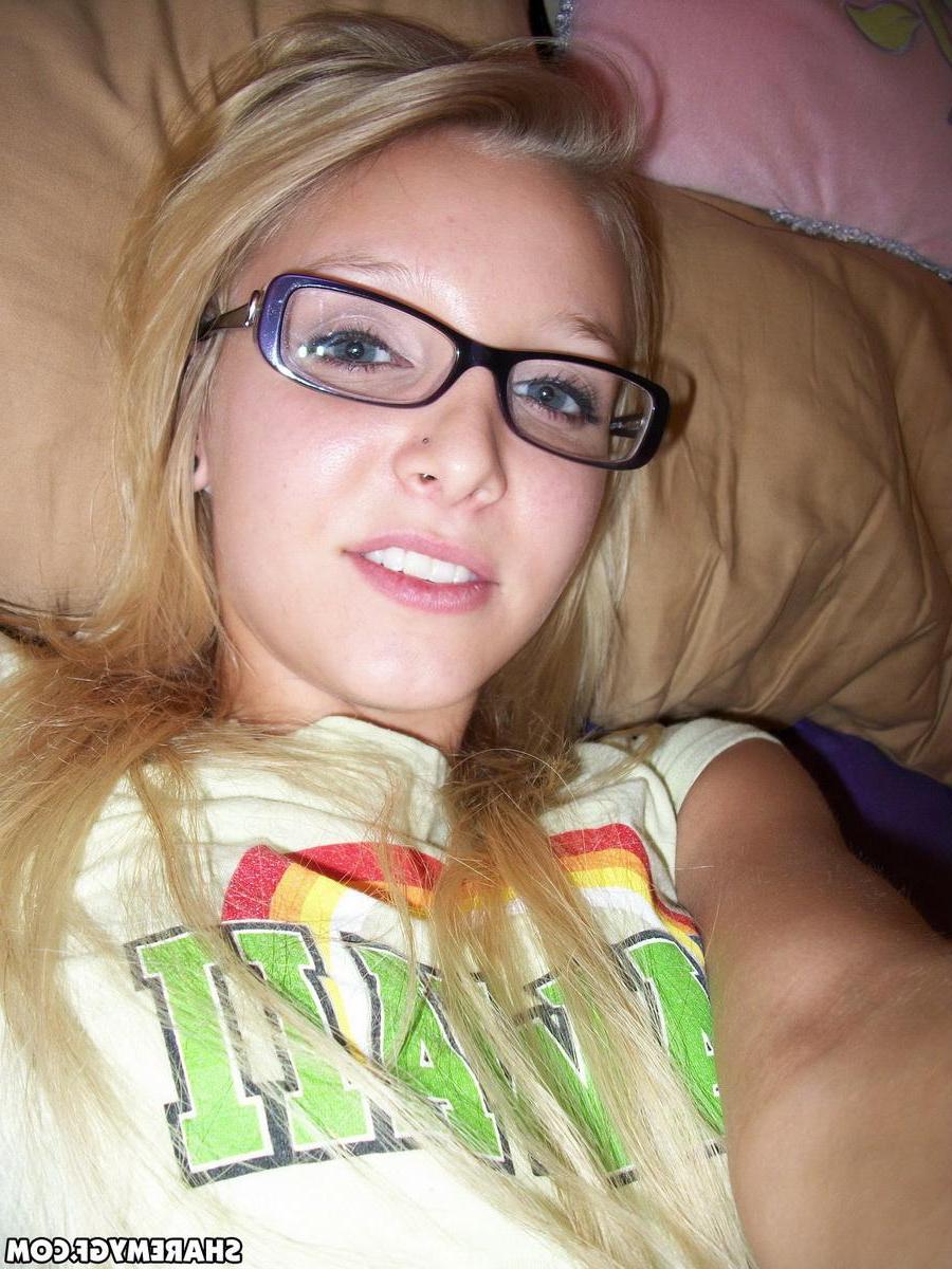 20P Gorgeous amateur blonde nerd in glasses takes hot pics of herself