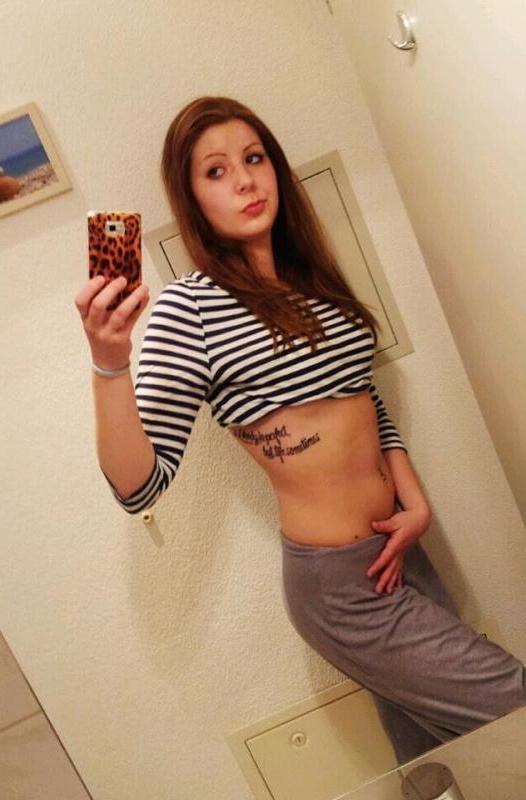 16P Amateur college hottie posing sexy while camwhoring