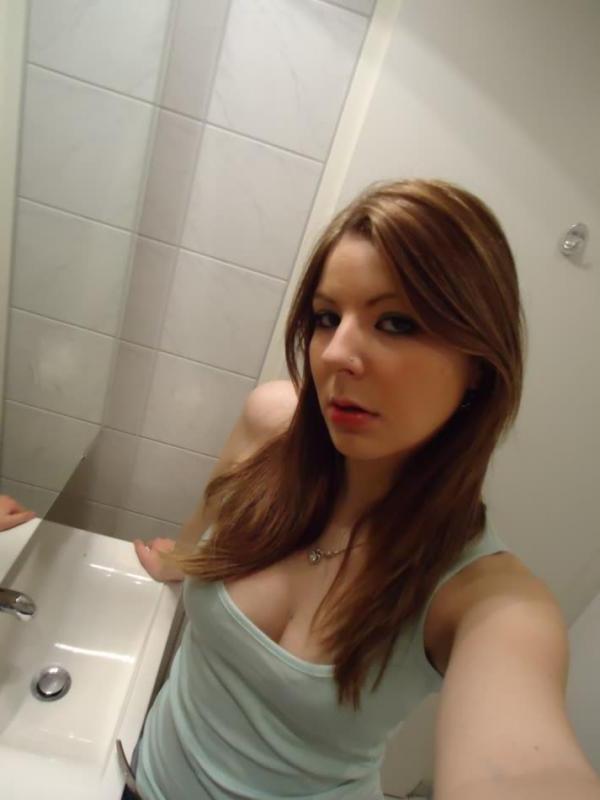 16P Amateur college hottie posing sexy while camwhoring