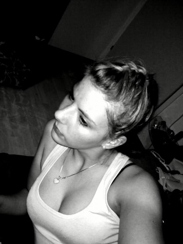 16P Amateur college hottie posing sexy while camwhoring