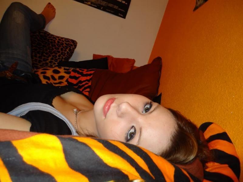 16P Amateur college hottie posing sexy while camwhoring