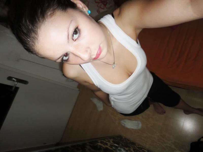 16P Amateur college hottie posing sexy while camwhoring