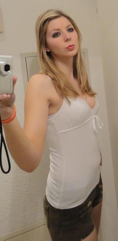 16P Amateur college hottie posing sexy while camwhoring