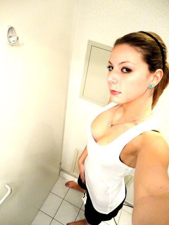 16P Amateur college hottie posing sexy while camwhoring