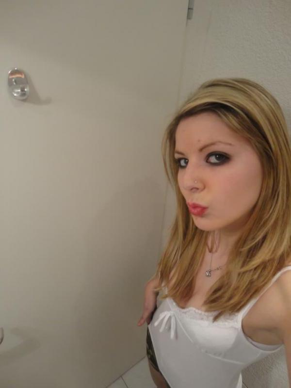 16P Amateur college hottie posing sexy while camwhoring