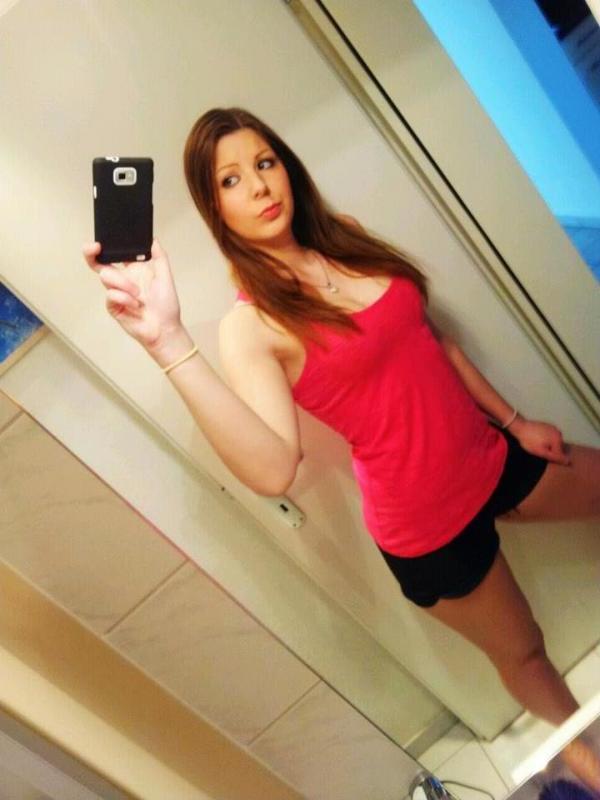 16P Amateur college hottie posing sexy while camwhoring